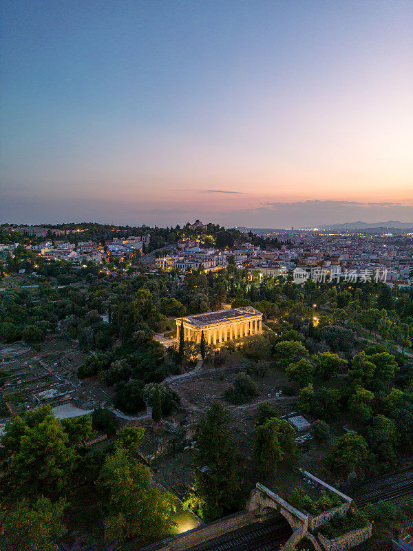 空中垂直拍摄的雅典历史中心-雅典卫城，Monastiraki, Thisio，古代集市，步行街，公园，lycabetus山和Filopappou山-希腊，黄昏